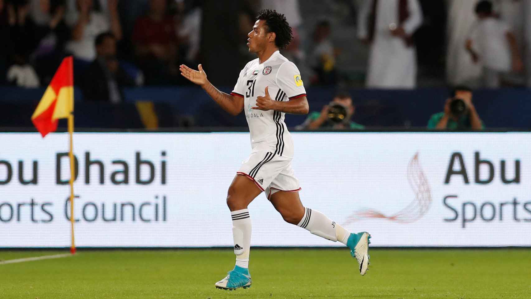 Romarinho celebra su gol al Real Madrid.