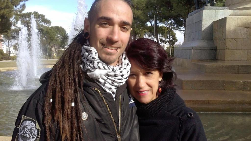 Rodrigo Lanza junto a su madre, Mariana Huidobro, en Zaragoza.