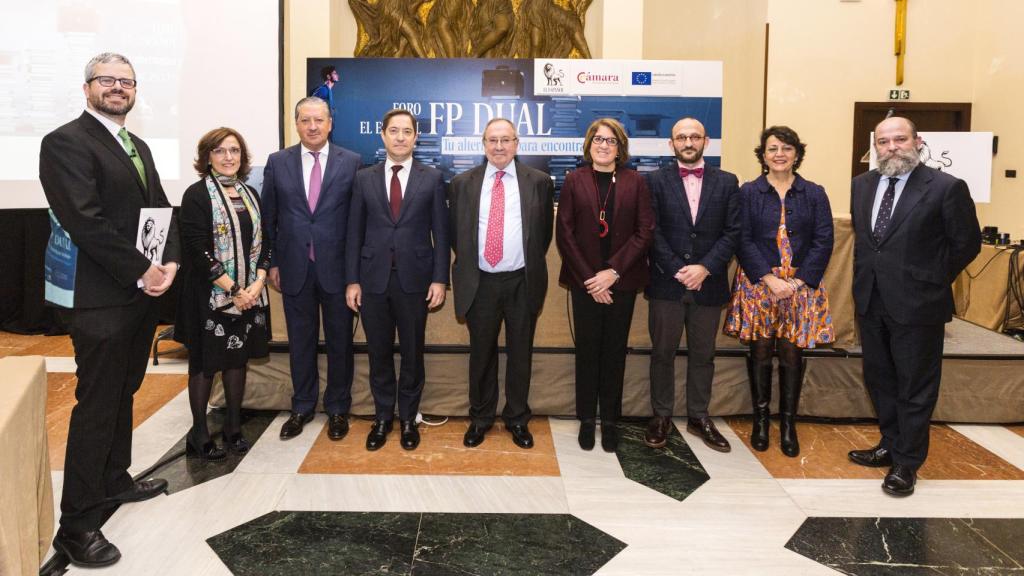 Foto de familia, de izquierda a derecha: Miguel Ángel Uriondo, jefe de Empresas y Medios de EL ESPAÑOL; Mercedes Chacón, directora Fundación Bankia por la Formación Dual; Ramón Paredes, presidente de la Comisión de Formación de la Cámara de España; Eugenio Prieto; presidente A.T. Kearney España y Portugal; José Luis Bonet, presidente de la Cámara de Comercio de España; Inmaculada Riera, directora general de la Cámara de España; Salvador Lorenzo, gerente de Integración Profesional Repsol; Paloma Barba Contera, directora de Operaciones Telefónica Educación Digital; Álvaro Álvarez, secretario general Manpower Group.