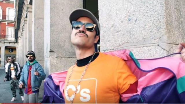 El actor Nacho Aldeguer, alter ego de Verdad Mc, el rapero cristiano que vota a Ciudadanos.