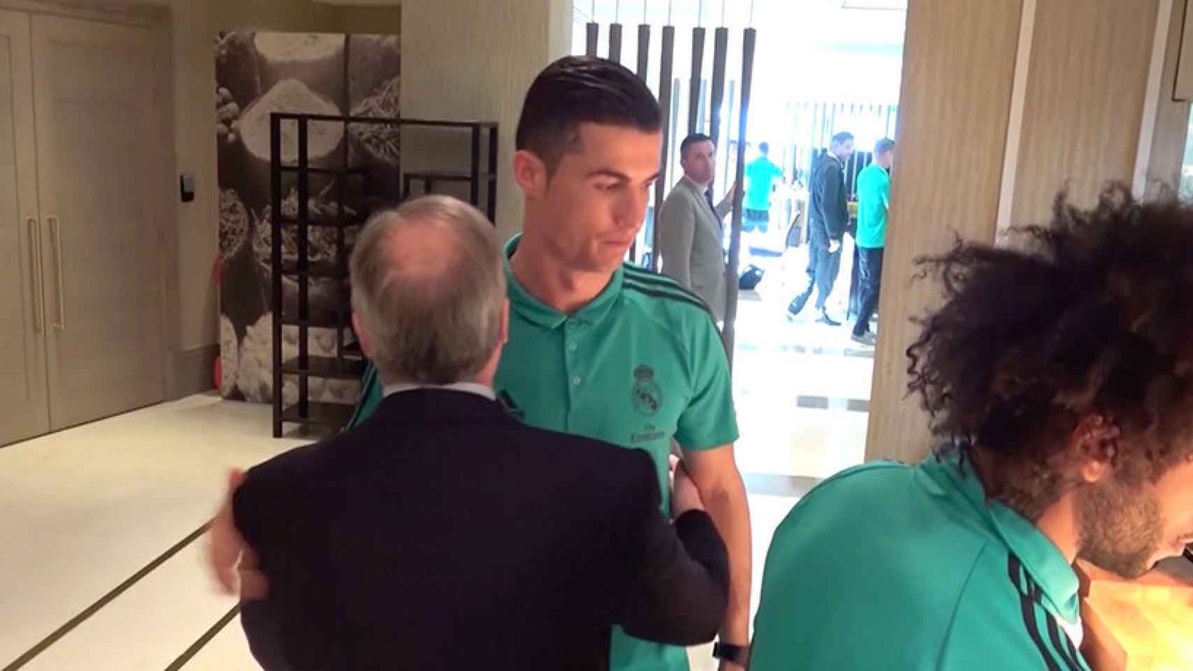 Florentino Pérez visita a los jugadores del Real Madrid en el hotel de Abu Dhabi