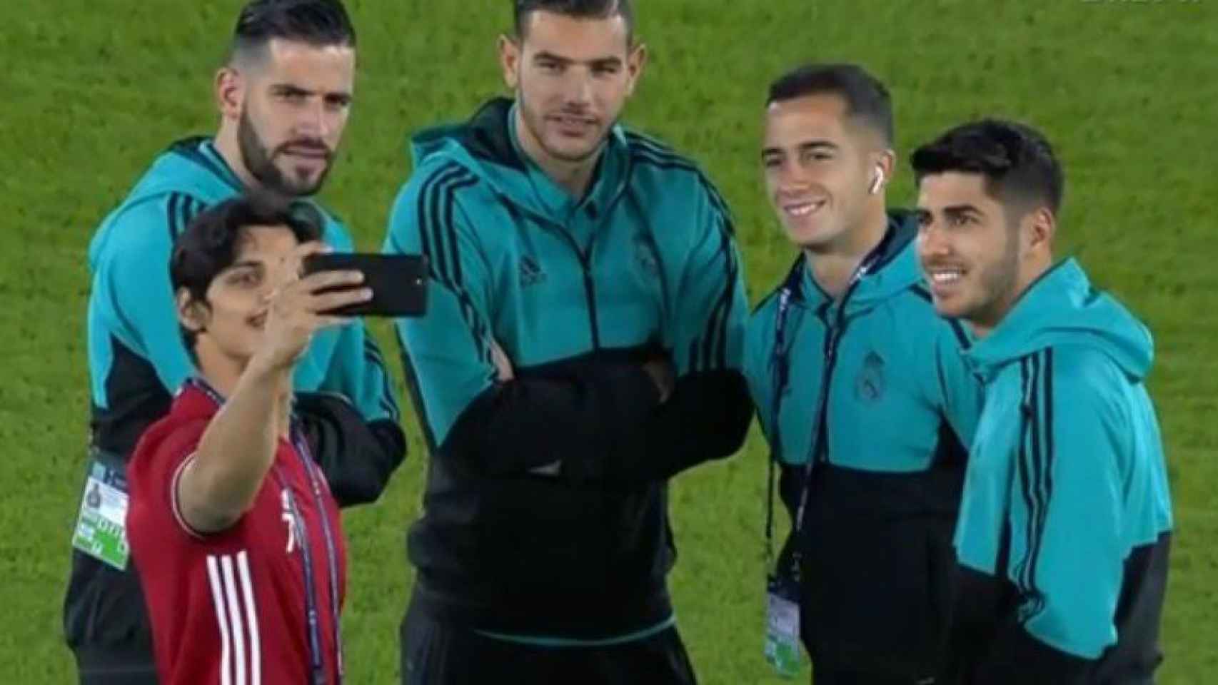 Un jugador del Al Jazira se fotografía con los del Madrid
