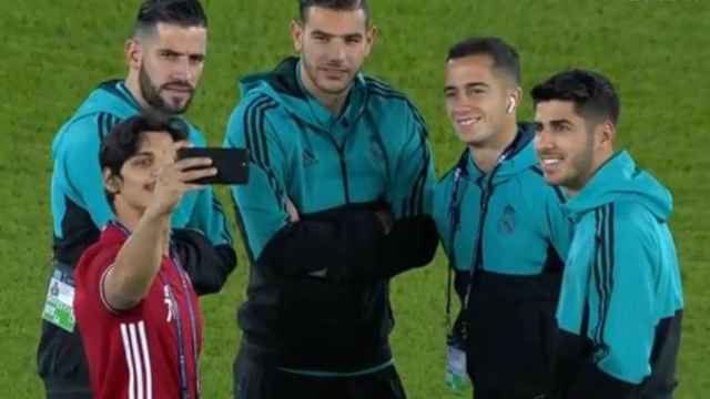 Un jugador del Al Jazira se fotografía con los del Madrid