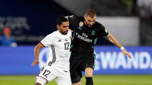 Benzema contra un jugador del Al Jazira