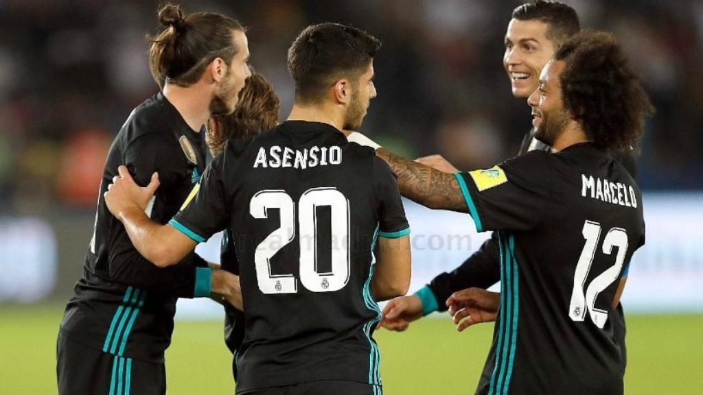 Los jugadores celebran con Bale su gol