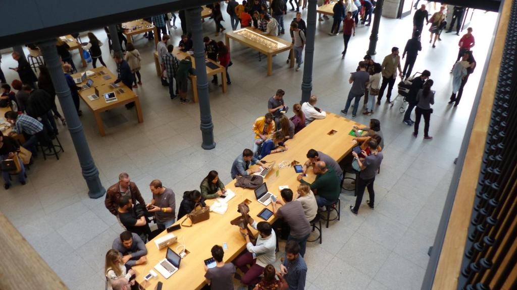 Imagen del interior de la Apple Store de la Puerta del Sol.