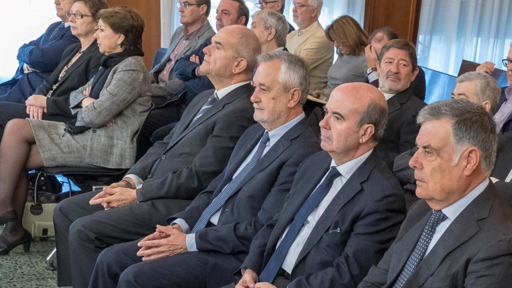 De izquierda a derecha: Magdalena Álvarez, los expresidentes Manuel Chaves, José Antonio Griñán y los exconsejeros Gaspar Zarrías y José Antonio Viera. Detrás, el exdirector de Trabajo Francisco Javier Guerrero.