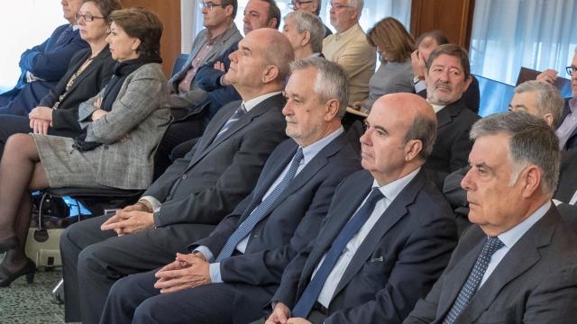 De izquierda a derecha: Magdalena Álvarez, los expresidentes Manuel Chaves, José Antonio Griñán y los exconsejeros Gaspar Zarrías y José Antonio Viera. Detrás, el exdirector de Trabajo Francisco Javier Guerrero.