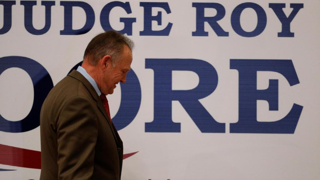 El candidato republicano Roy Moore, tras conocer su derrota.