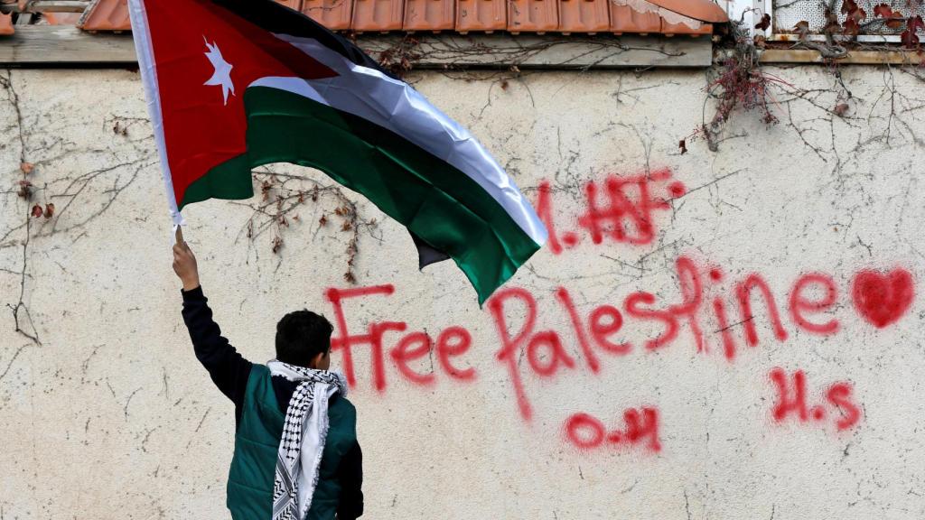 Un manifestante con una bandera de palestina.