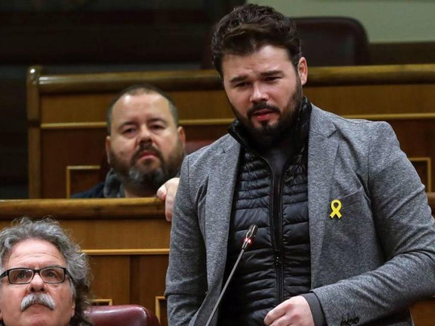 Gabriel Rufián, en el Congreso de los Diputados, con lazo amarillo.