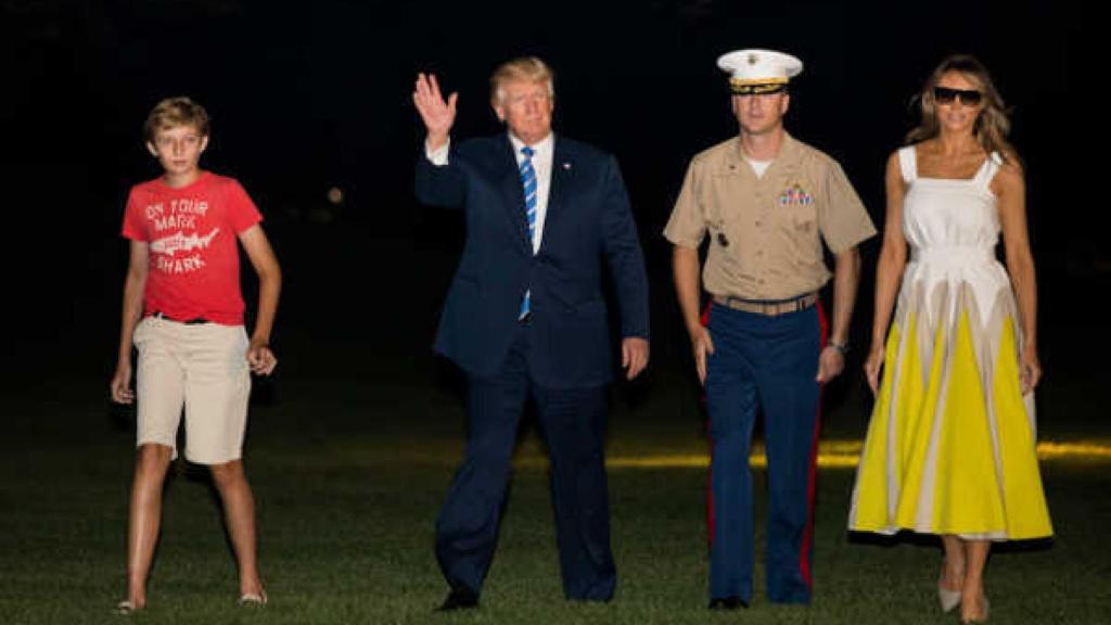 Melania con un modelo de la firma.