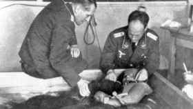 El cruel médico nazi Sigumund Rascher durante uno de sus experimentos.