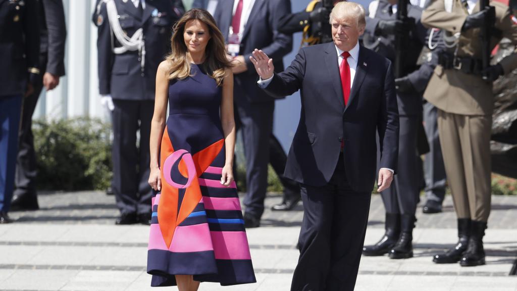 Melania Trump con un modelo de Delpozo.