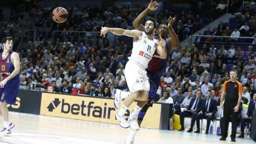 Campazzo ante el Barça. Foto: Twitter (@acbcom).