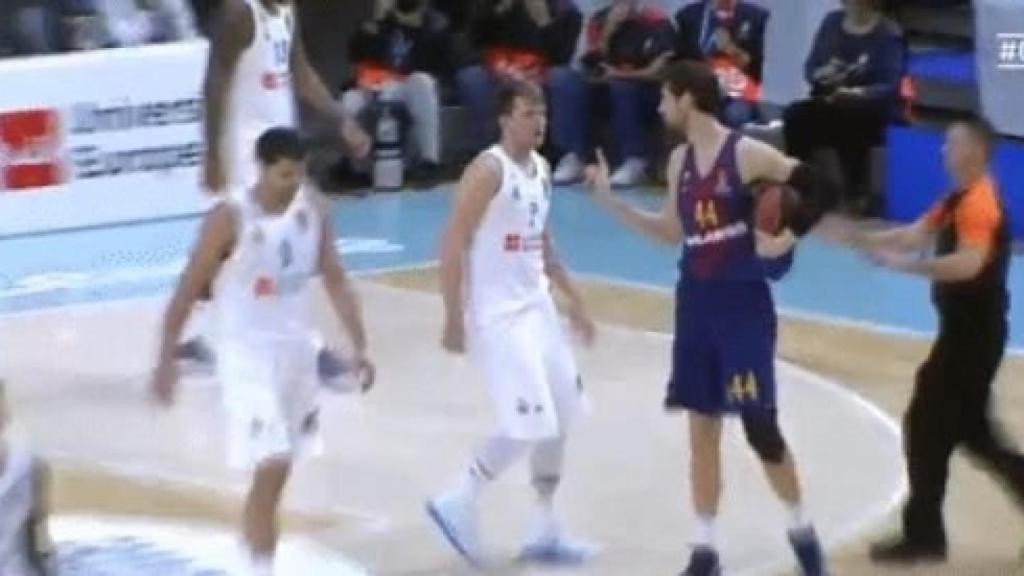 'Pique' entre Doncic y Tomic. Foto: Twitter (@MovistarBasket)