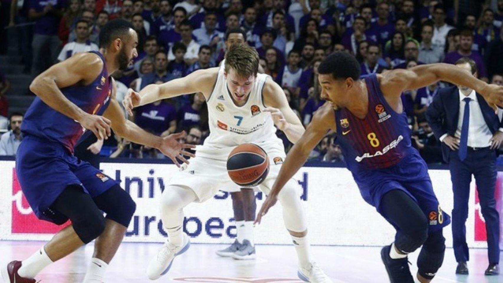 Doncic frente al Barcelona, en El Clásico de la Euroliga. Foto: euroleague.net