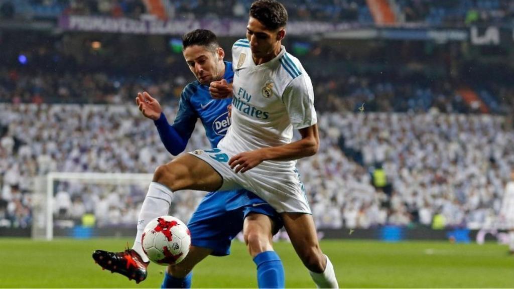 Achraf roba la pelota al jugador del Fuenlabrada