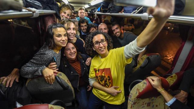 Rovira, este miércoles en el autobús de periodistas que siguen la campaña, con una camiseta de Disney.