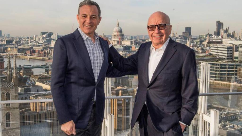 Robert Iger y Rupert Murdoch tras la firma.