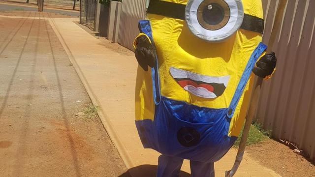 Un minion roba cesped en Australia y presume en Facebook