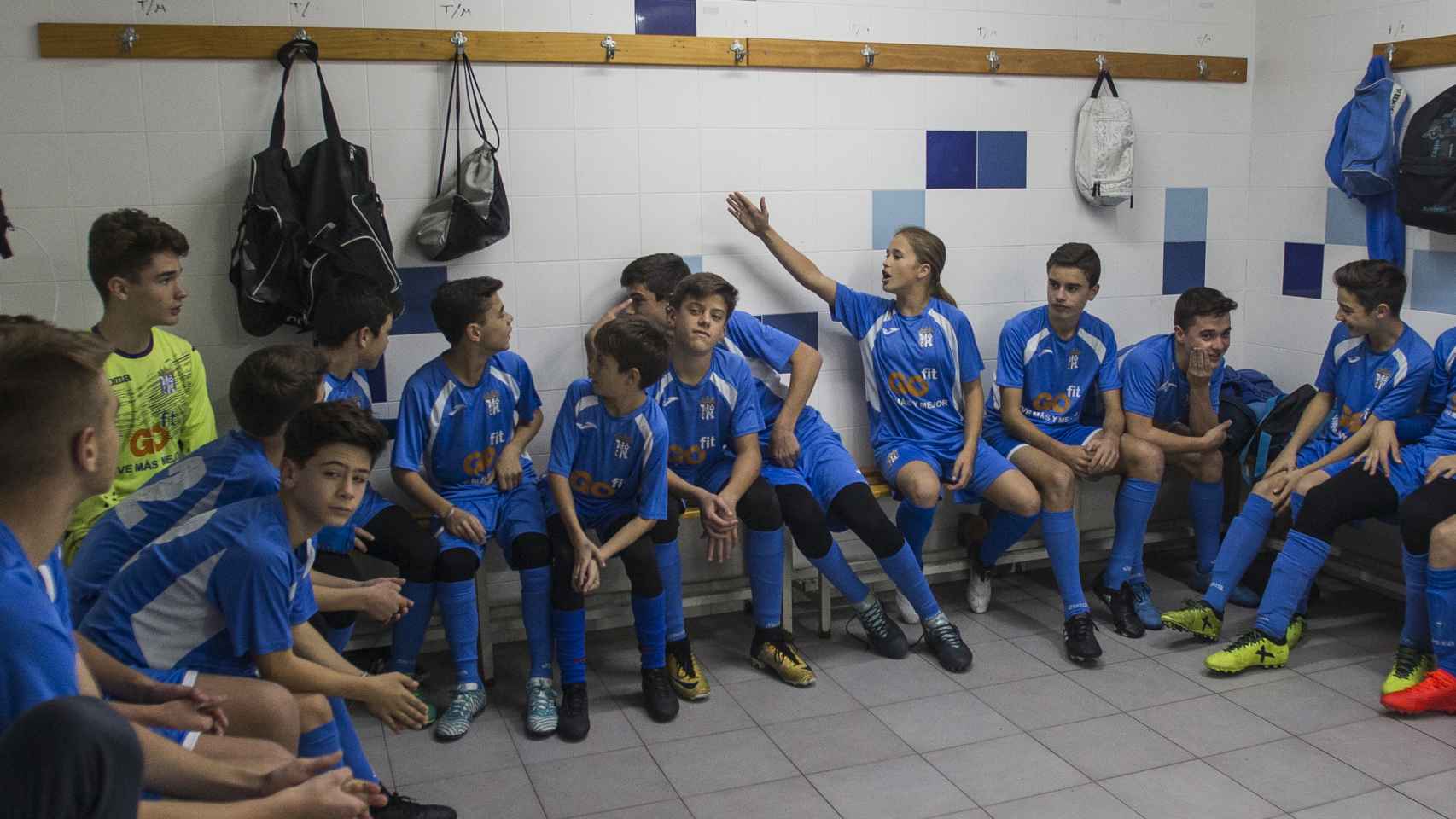 Andrea Medina Martín, 13 años, la única jugadora del Camas CF infantil, junto a sus compañeros.