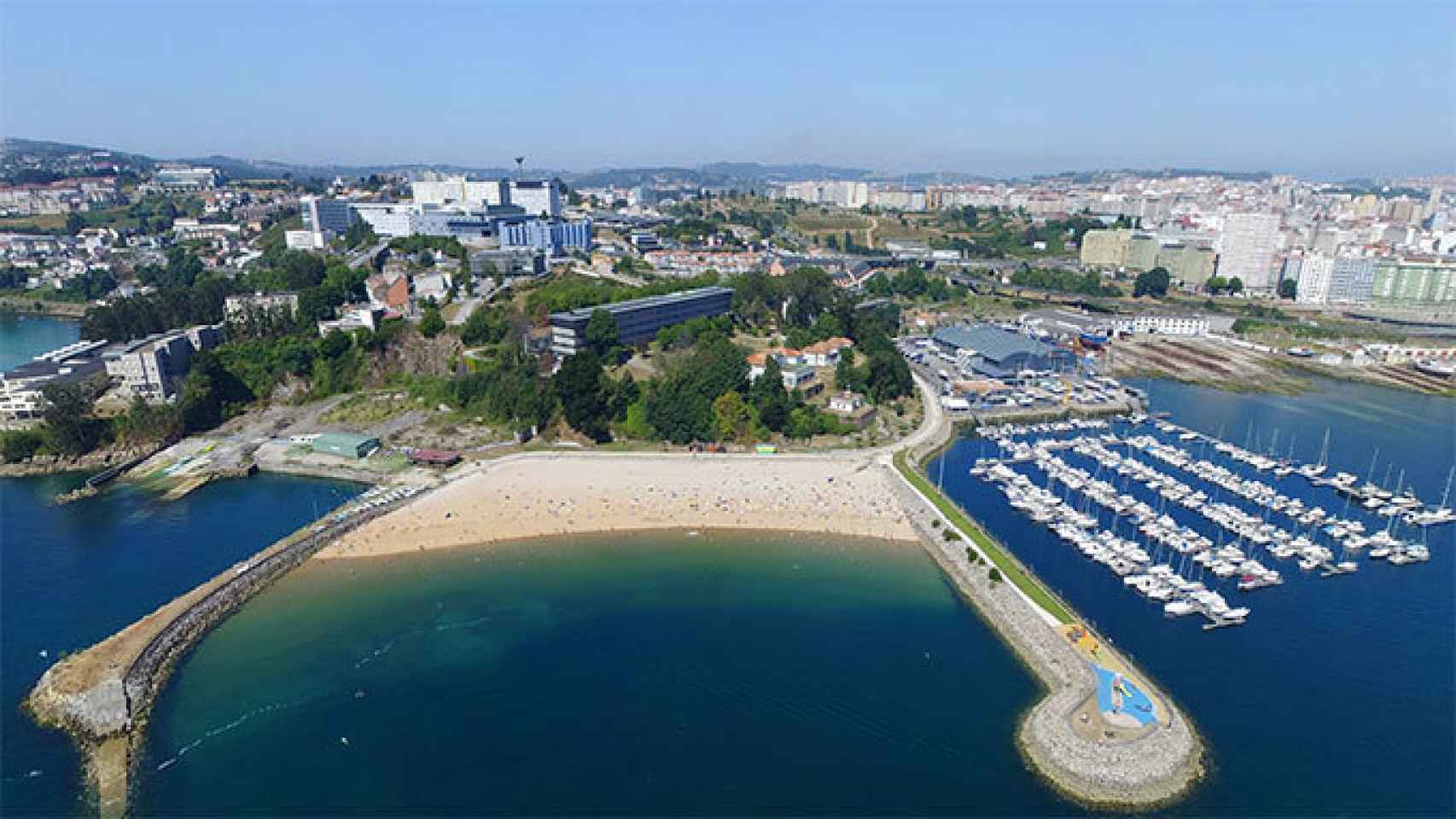 La playa de Oza y, a la izquierda, el reducto del antiguo arenal de Lazareto (A Coruña).