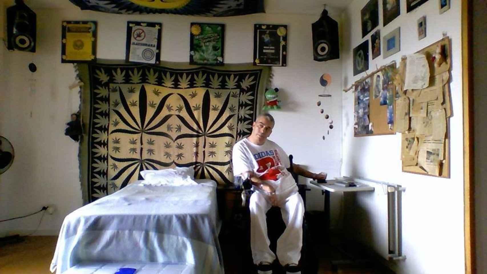 La habitación de Juan está decorada con toda clase de amuletos y pósters que hacen referencia a la marihuana y la cultura rastafari.