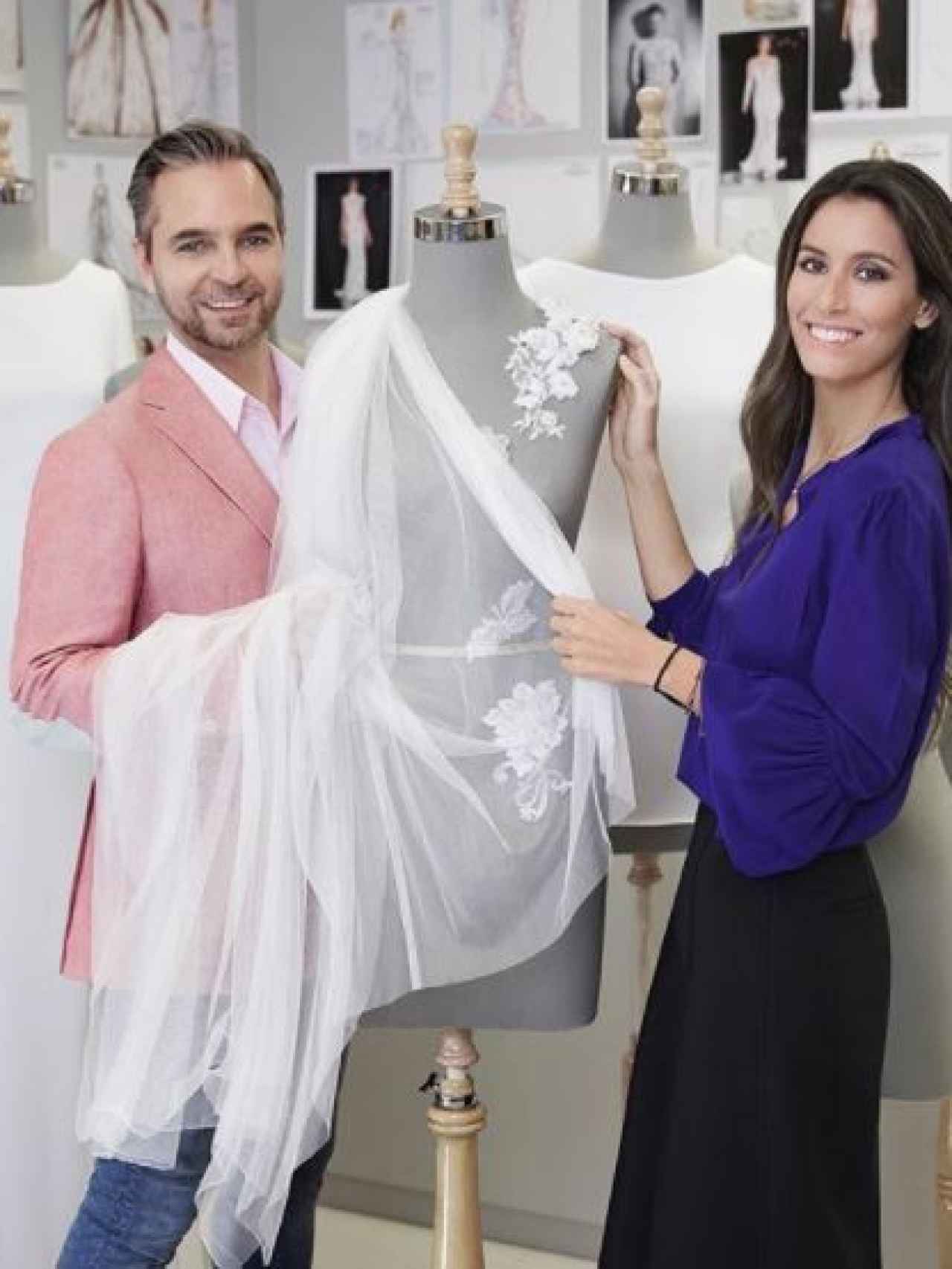 Ana Boyer con Hervé Moreau, el diseñador de su vestido de novia.
