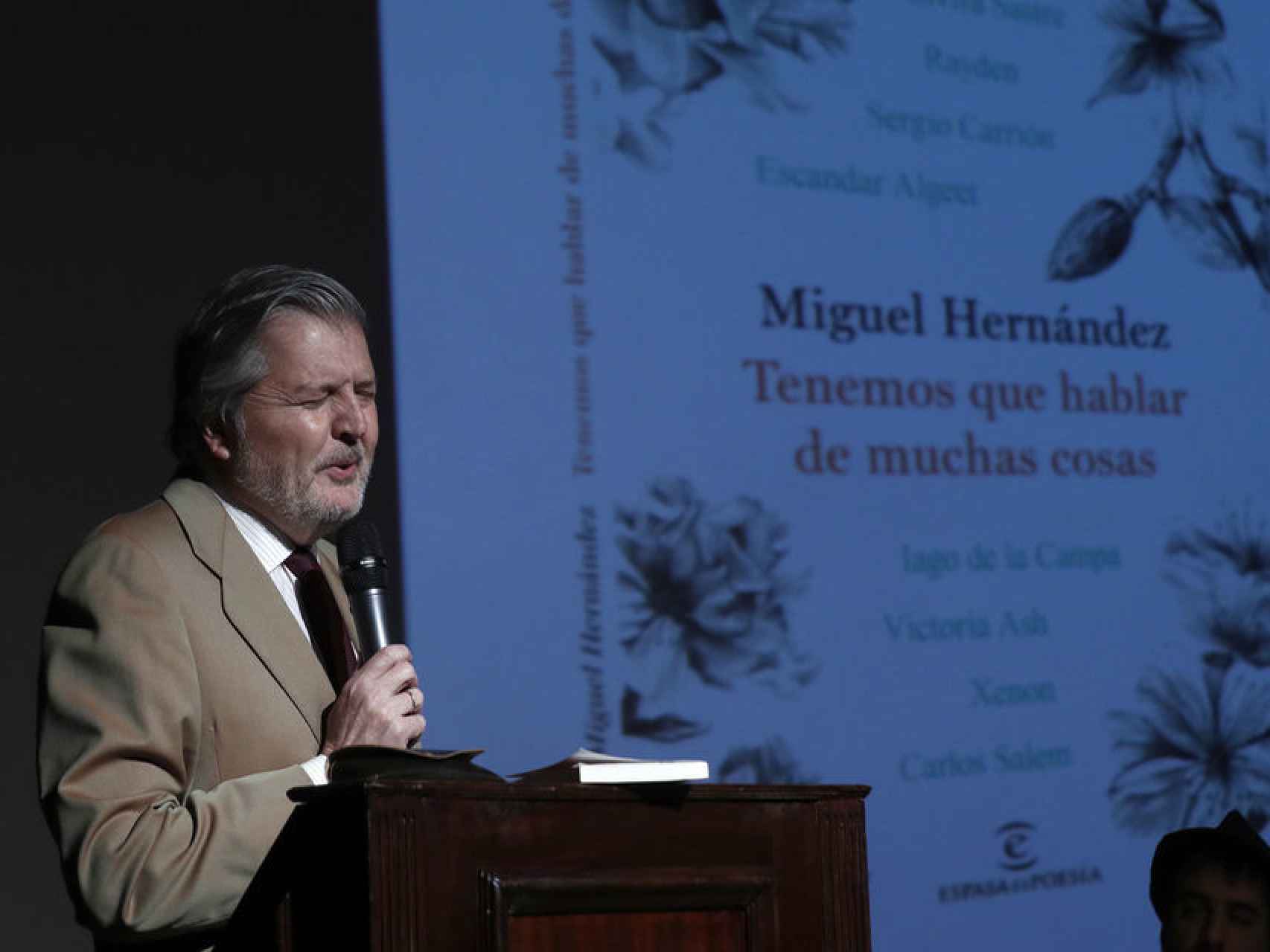 El ministro, muy sentido, recitando a Miguel Hernández.