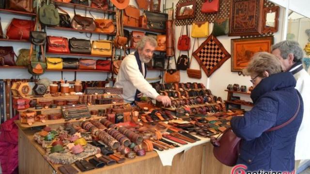 Un comerciante atiende a unas mujeres en la pasada feria de la artesanía de Navidad en Valladolid.