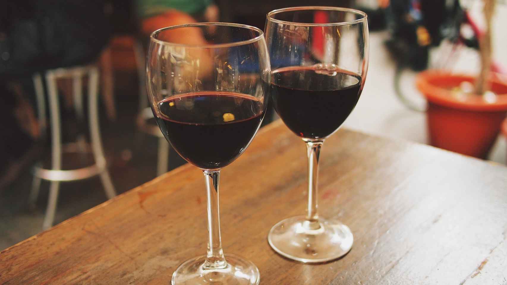 Una copa de vino tinto siempre sentará mejor que otras bebidas alcohólicas.