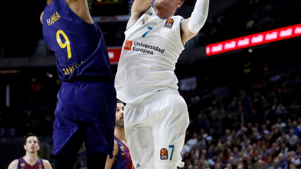 Luka Doncic intenta encestar ante Adam Hanga.