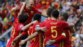 Iniesta celebra un gol con sus compañeros.