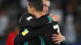 Ronaldo y Bale se abrazan durante la semfiinal del Mundialito de Clubes.