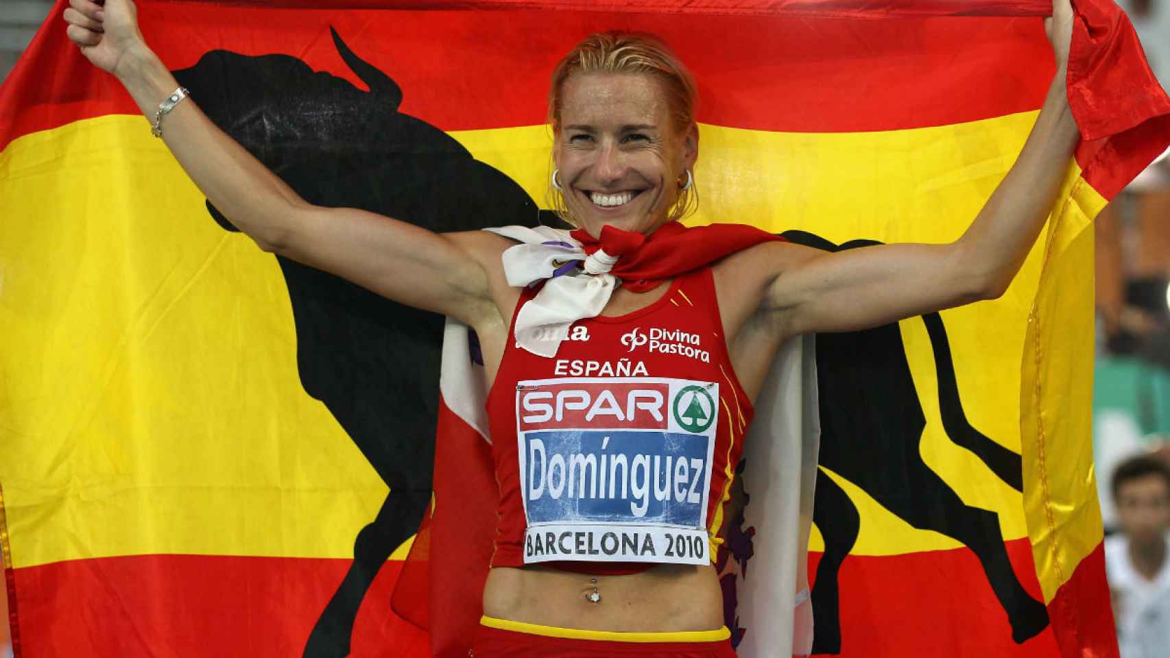 Marta Domínguez posa con la bandera de España.