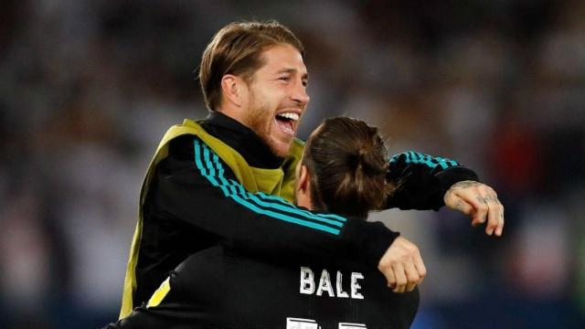 Sergio Ramos felicita a Bale desde el banquillo