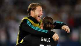 Sergio Ramos felicita a Bale desde el banquillo