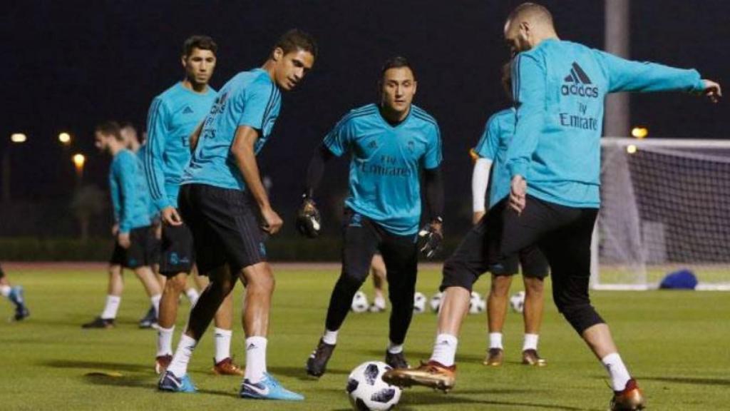 Benzema y Varane durante el entrenamiento previo al duelo ante el Gremio