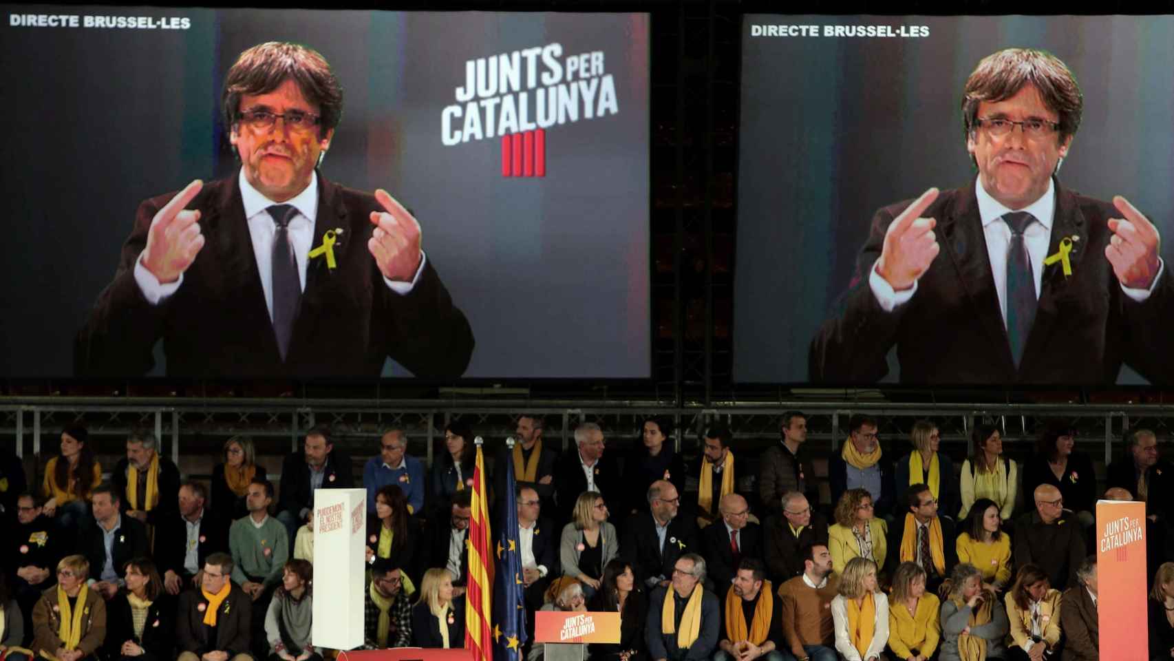 Puigdemont intervienen en un mitin de JuntsxCat por videoconferencia.