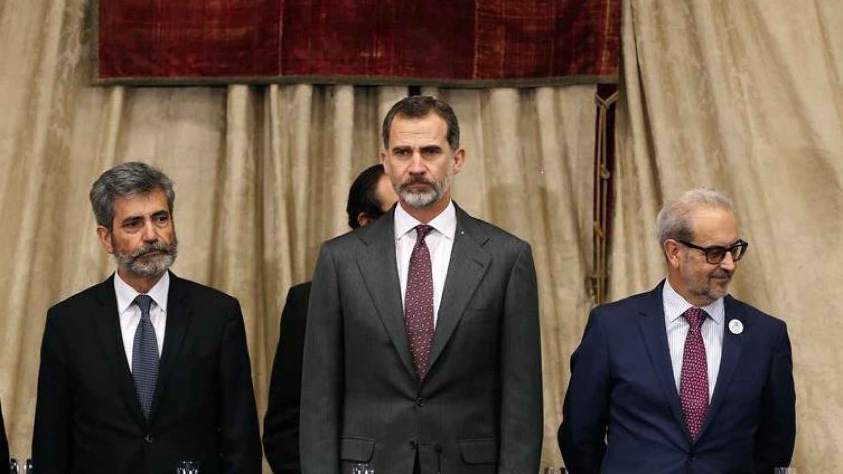 El rey Felipe junto al presidente del Tribunal Supremo, Carlos Lesmes, y el rector de la Universidad de Salamanca./