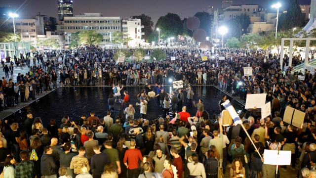 Numerosos activistas salen a la calle para protestar contra la corrupción política.