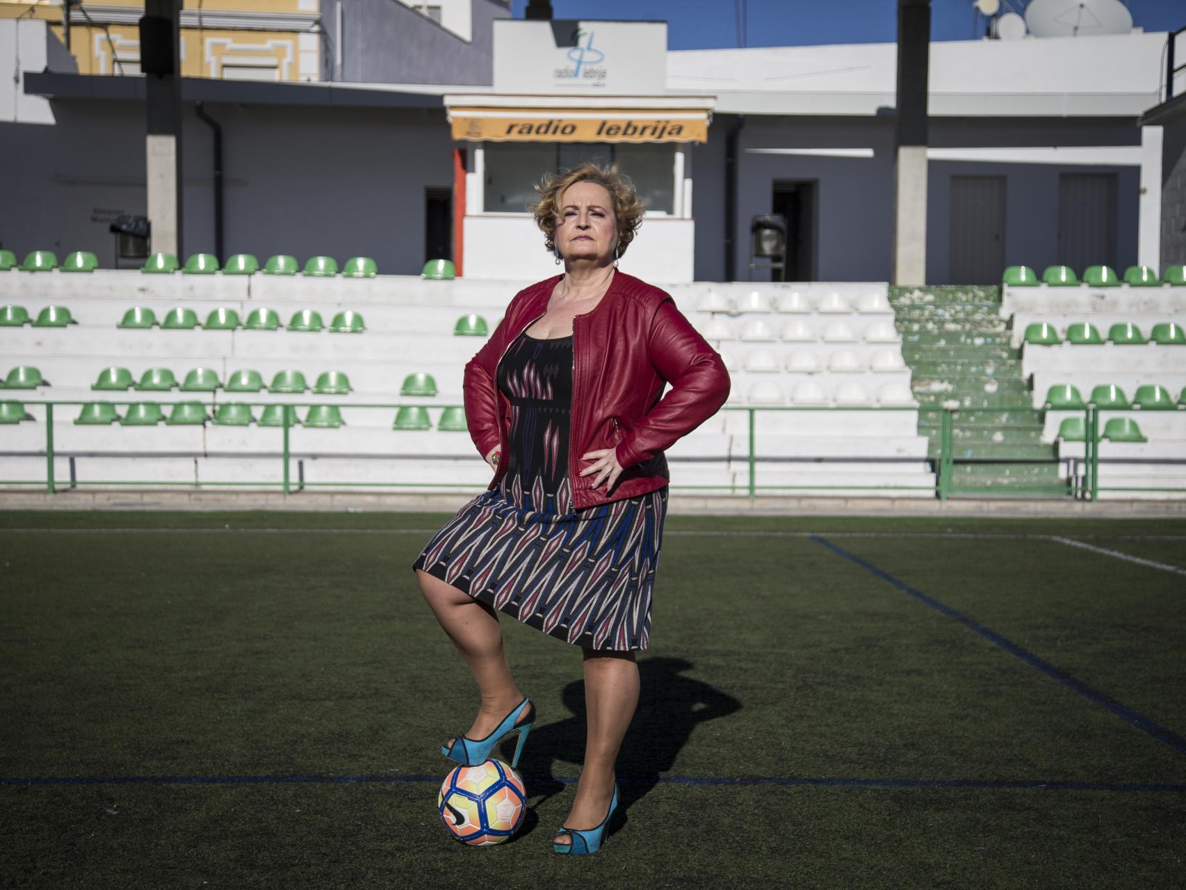 Campo de entrenamiento y piernas de un hombre con una pelota de fútbol para  un juego