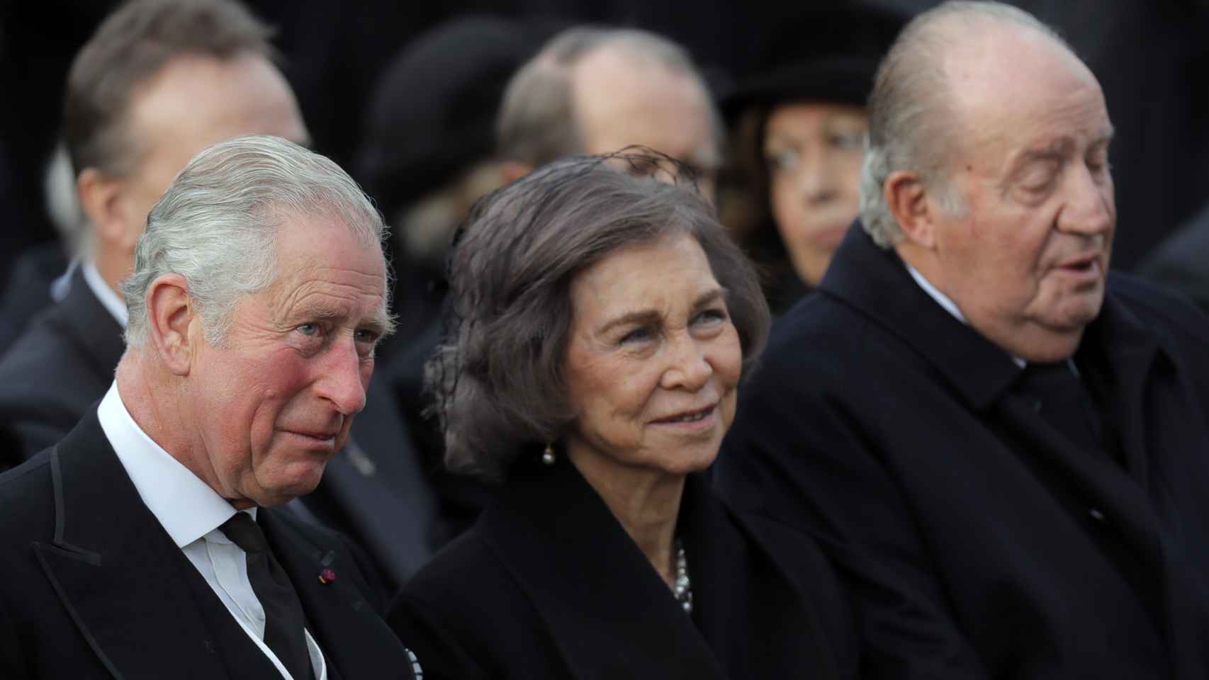 Los reyes junto al príncipe Carlos de Inglaterra.