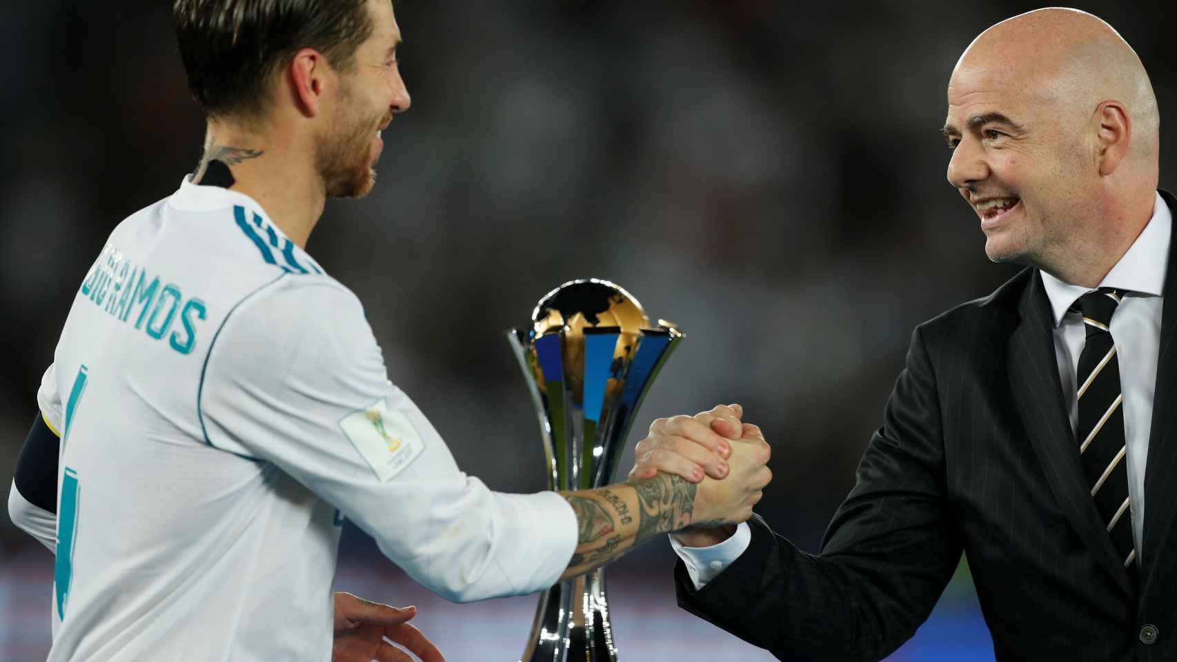Sergio Ramos saluda a Infantino, presidente de la FIFA.