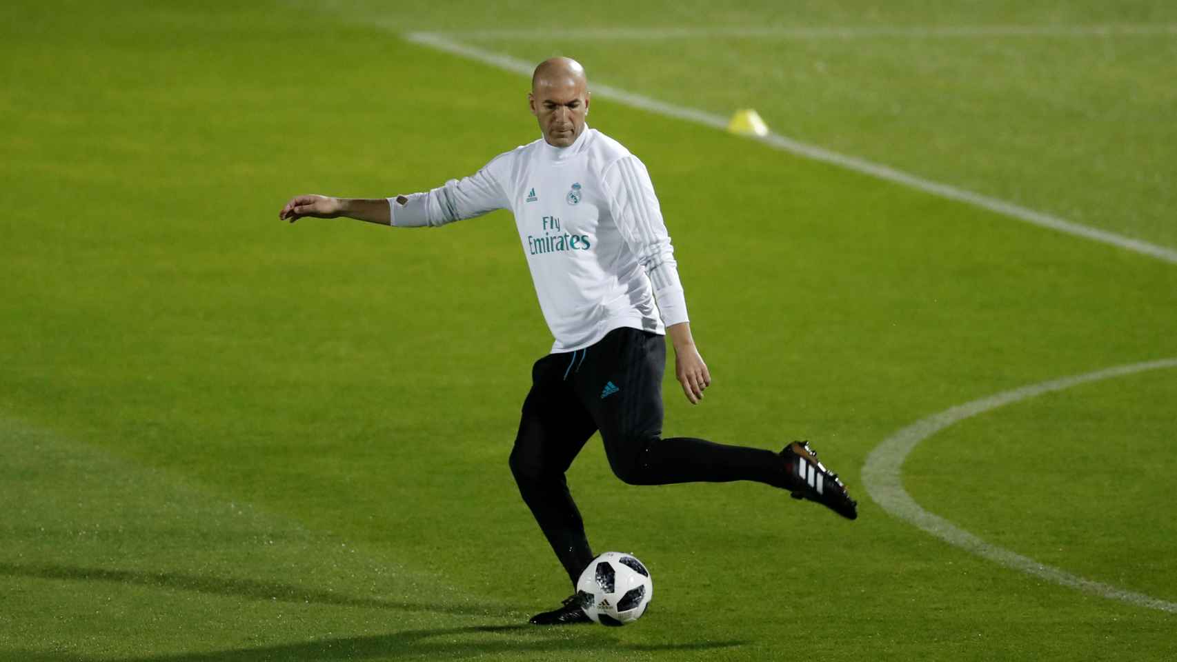 Zidane golpea la pelota durante un entrenamiento.