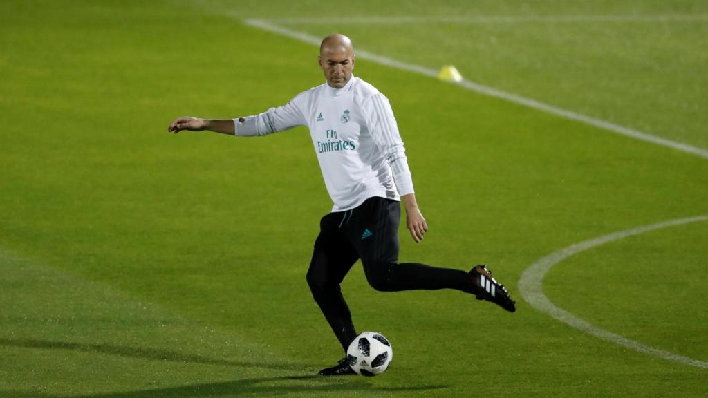 Zidane golpea la pelota durante un entrenamiento.