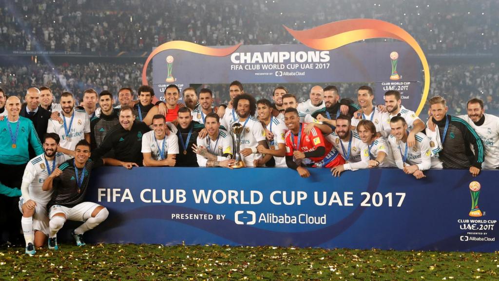 Los jugadores del Real Madrid posan con el título del Mundial de Clubes.