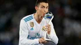Cristiano Ronaldo, con el trofeo de segundo mejor jugador en el Mundial de Clubes.