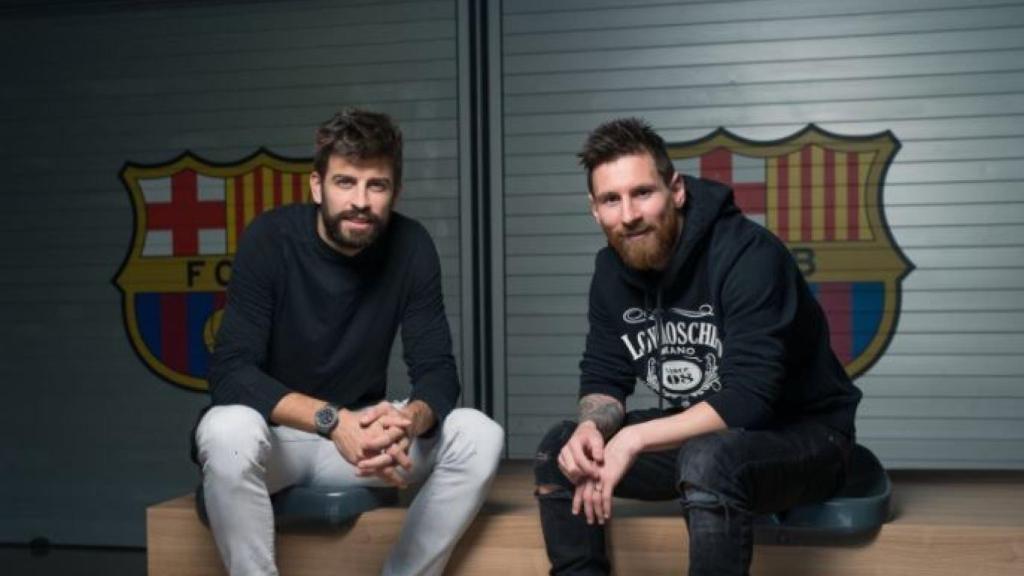 Gerard Piqué junto a Messi.